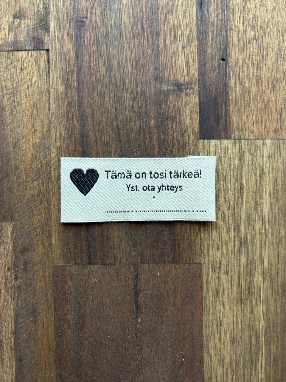 "Tämä on tosi tärkeä! Yst. ota yhteys" Sew-in tag with contact info for clothing, accessories and toys