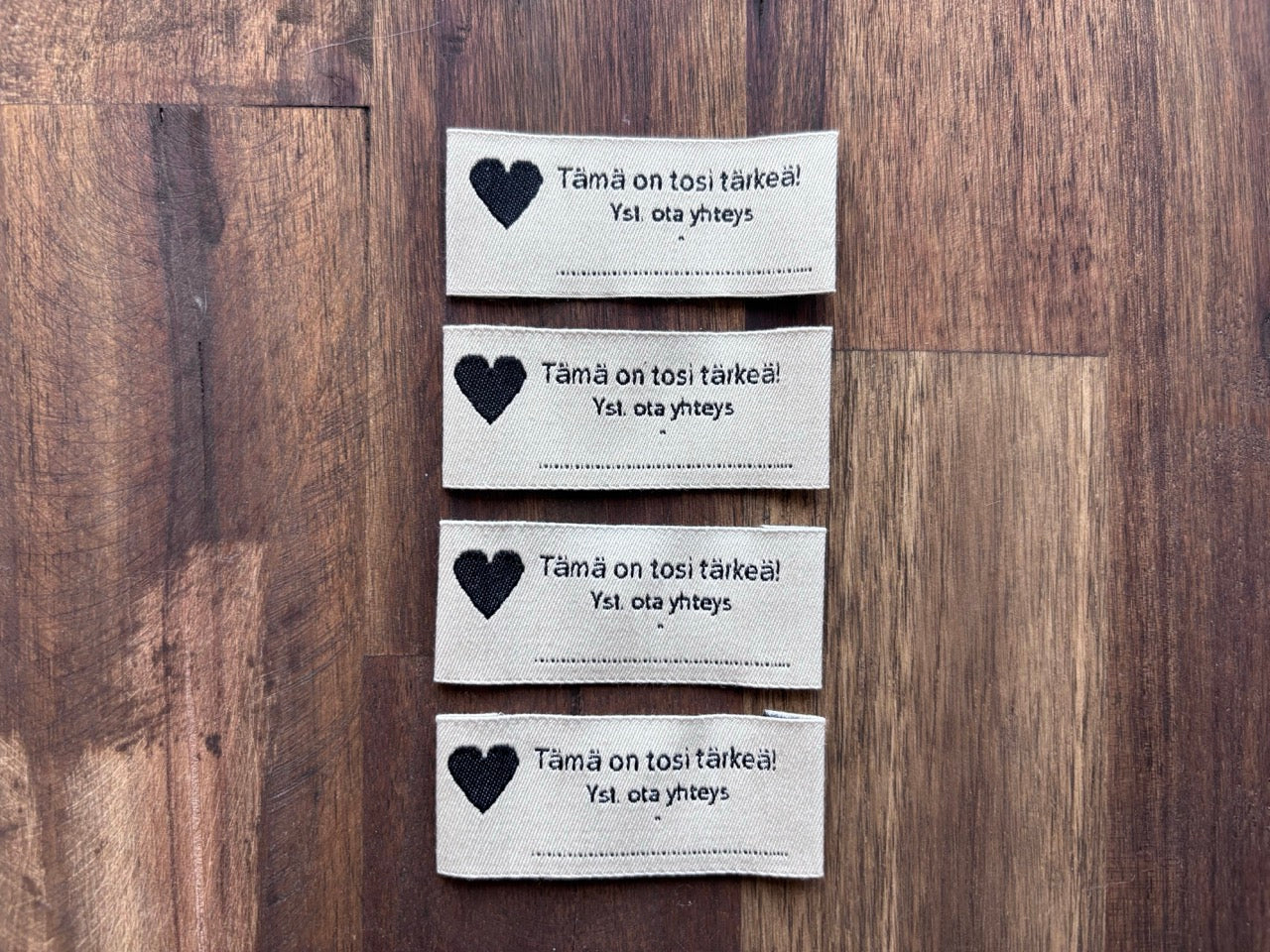 "Tämä on tosi tärkeä! Yst. ota yhteys" Sew-in tag with contact info for clothing, accessories and toys