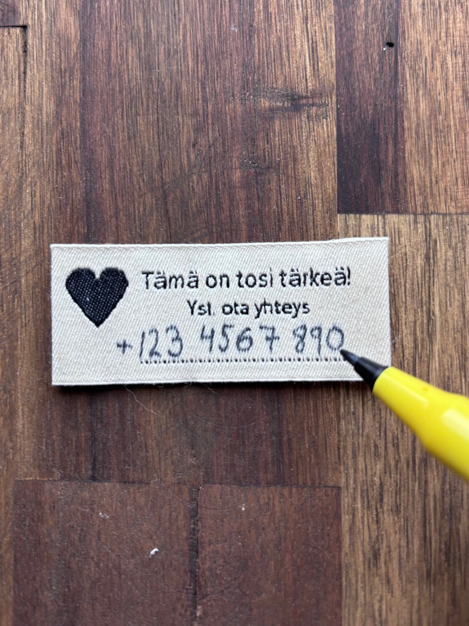"Tämä on tosi tärkeä! Yst. ota yhteys" Sew-in tag with contact info for clothing, accessories and toys